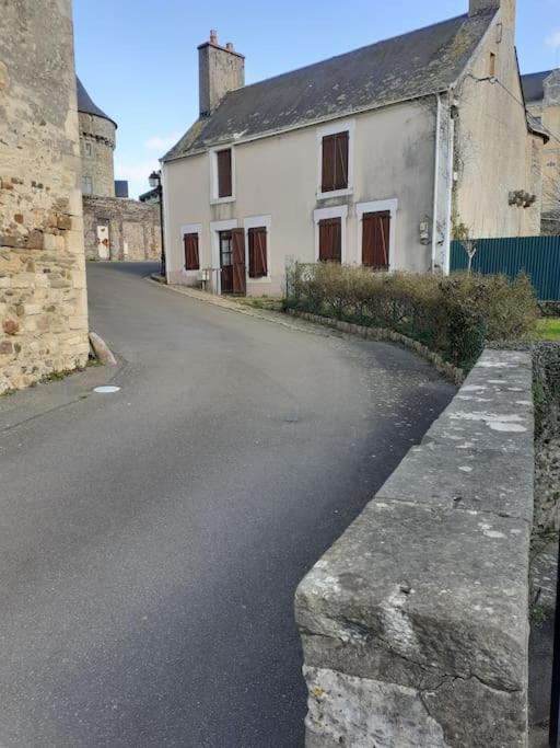 Charming Detached 2 Bedroom Ancient House In Medieval Quarter Of A Small Town In The Pays De La Loire, France Sillé-le-Guillaume エクステリア 写真