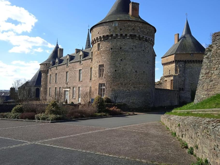 Charming Detached 2 Bedroom Ancient House In Medieval Quarter Of A Small Town In The Pays De La Loire, France Sillé-le-Guillaume エクステリア 写真