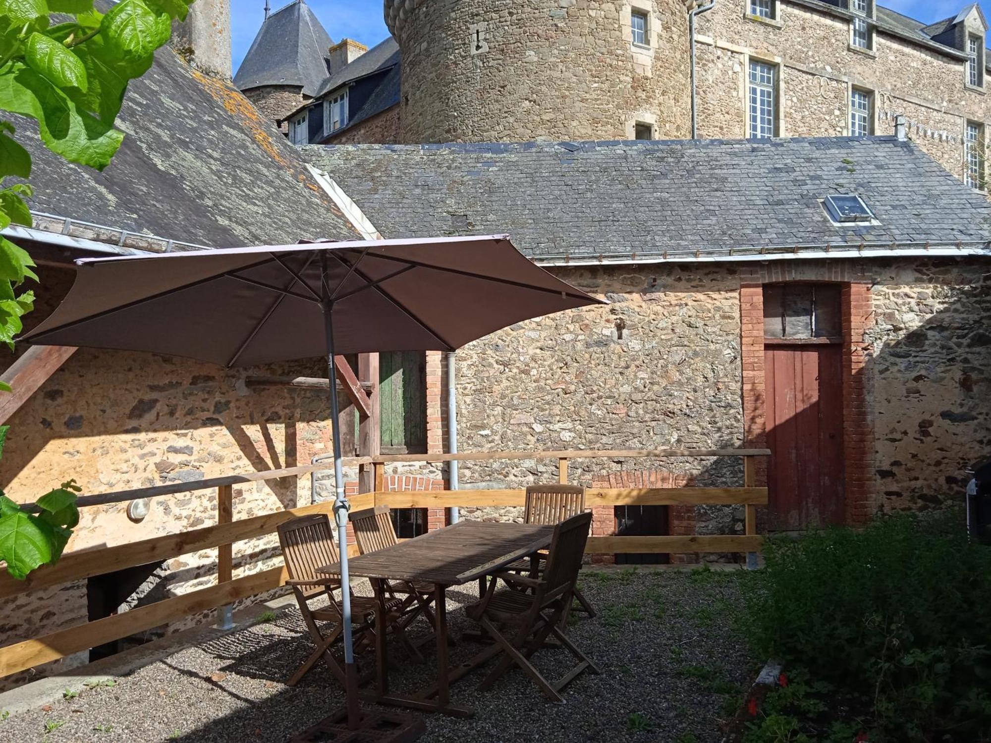 Charming Detached 2 Bedroom Ancient House In Medieval Quarter Of A Small Town In The Pays De La Loire, France Sillé-le-Guillaume エクステリア 写真